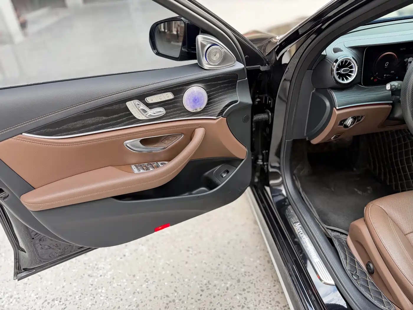 Mercedes-Benz E-Class 2023 E 300 L Sport Fashion фото 6