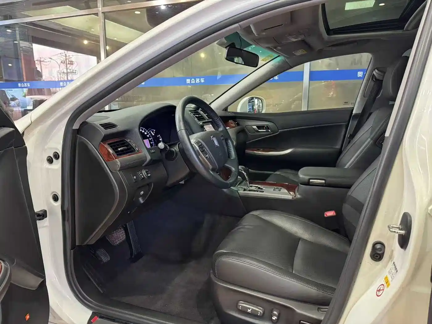 Toyota Crown 2012 2.5L Royal Leather Edition фото 5