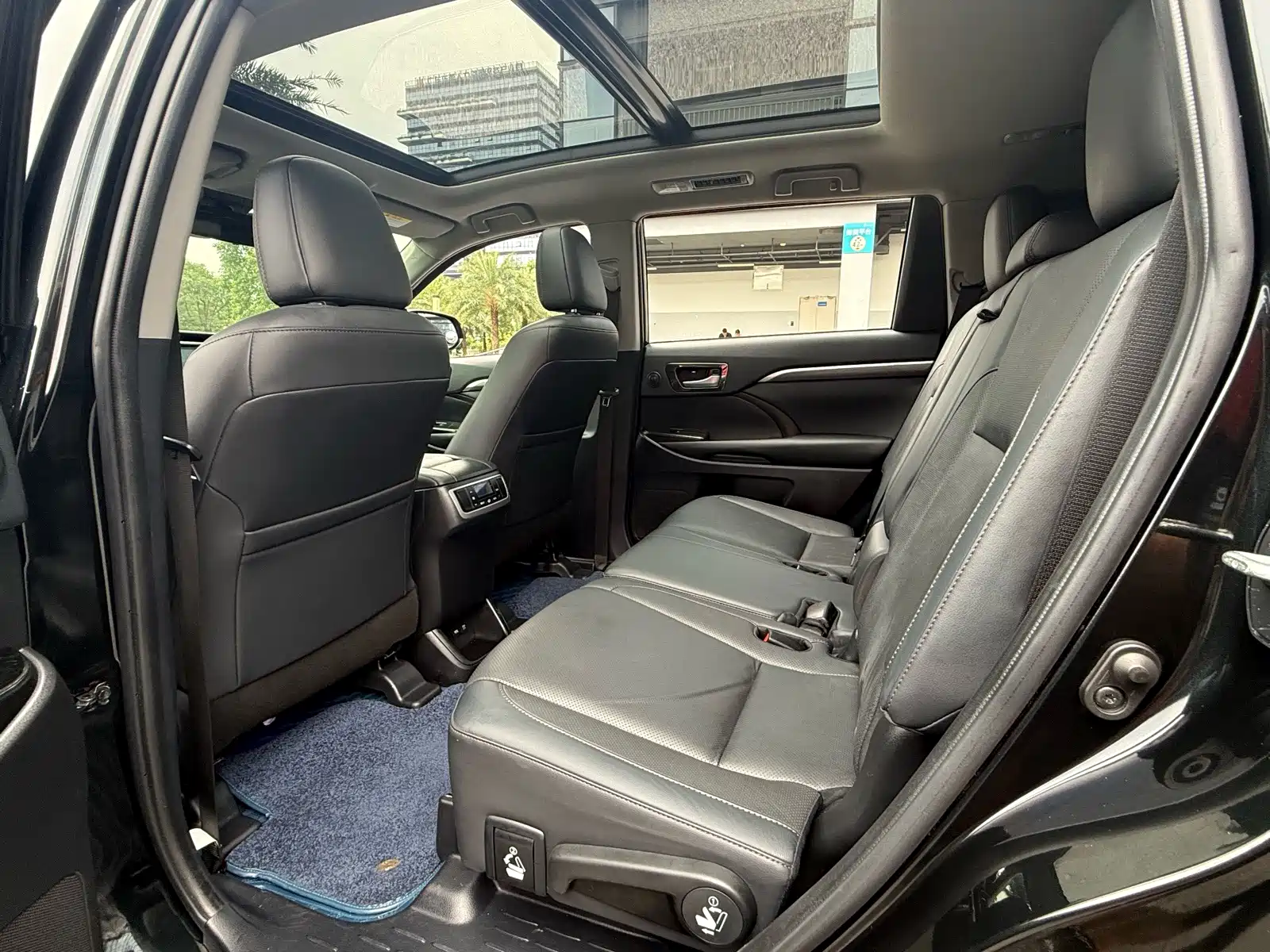 Photo 21 - Toyota Highlander
