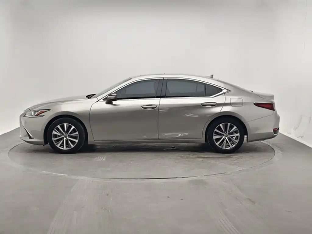 Фото 2 - Lexus ES