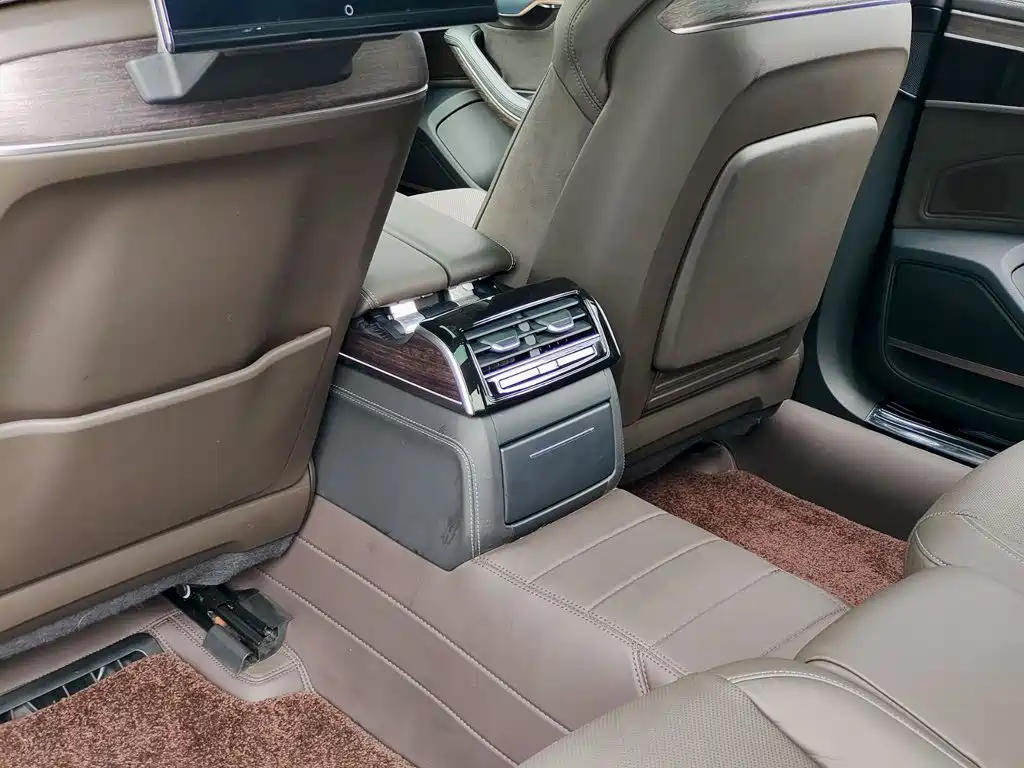 Фото 9 - Audi A8