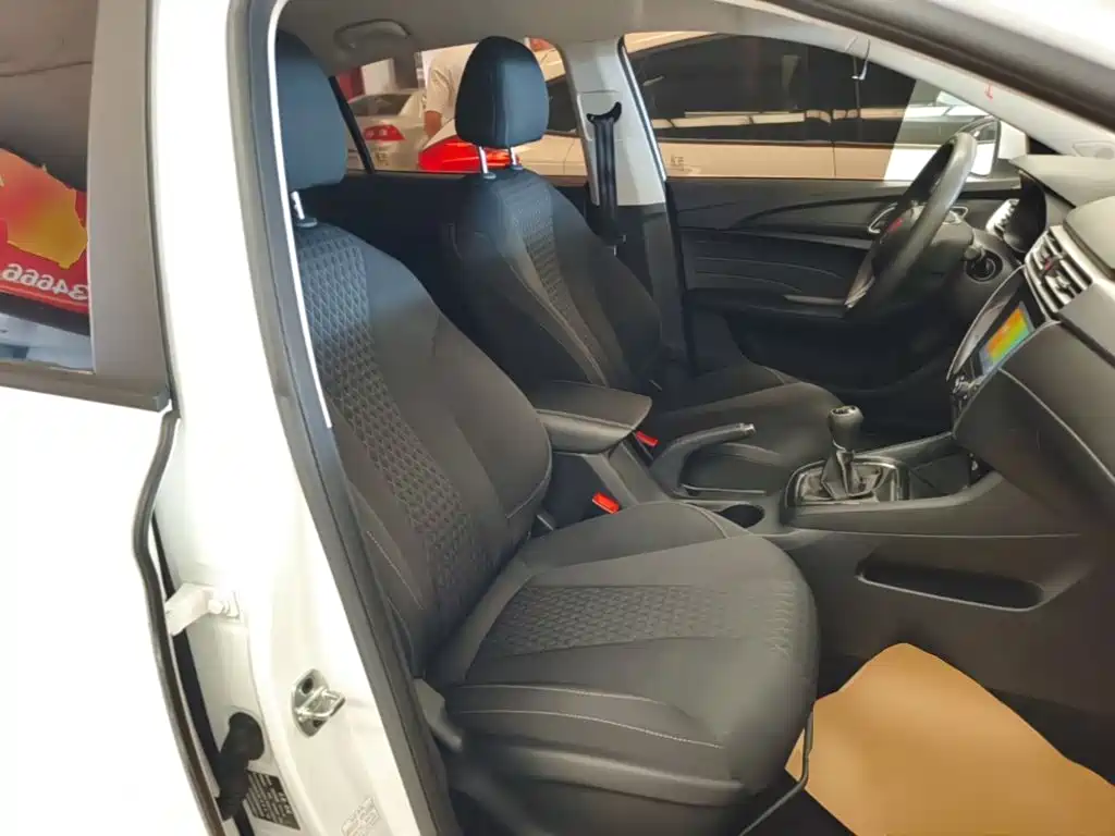 Roewe i5 2019 2019 1.5L Manual 4G-Connected Langyue Edition