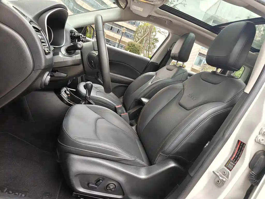 Фото 12 - Jeep Compass
