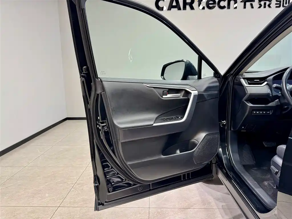 Toyota Wildlander 2023 Hybrid 2.5L E-CVT AWD Premium Edition фото 17