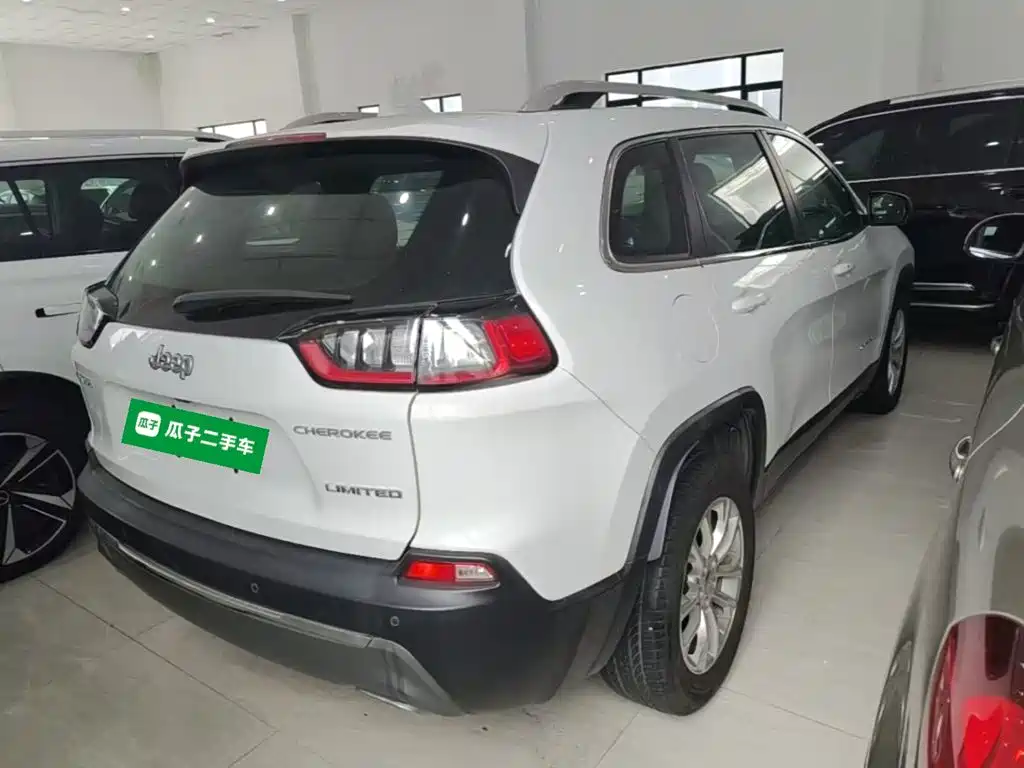 Фото 7 - Jeep Cherokee