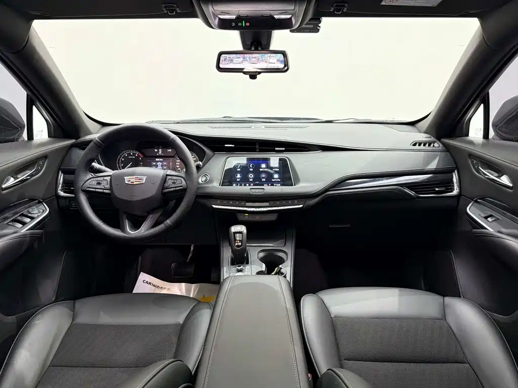 Photo 13 - Cadillac XT4