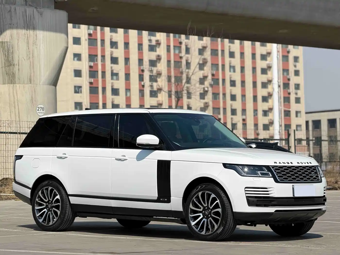 Land Rover Range Rover 2020 3.0 L6 Heritage Extended Edition фото 3