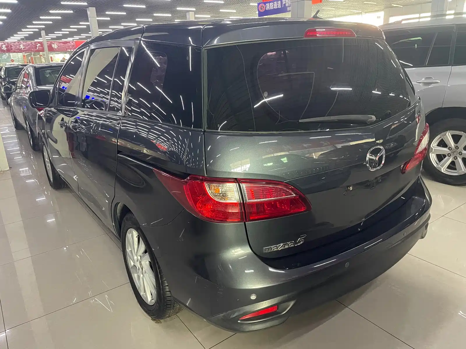 Photo 8 - Mazda Mazda5