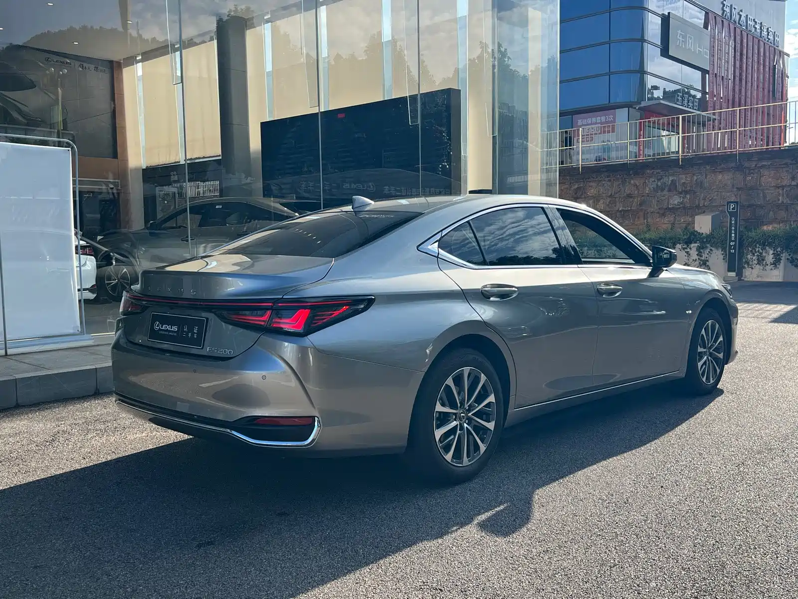 Фото 7 - Lexus ES