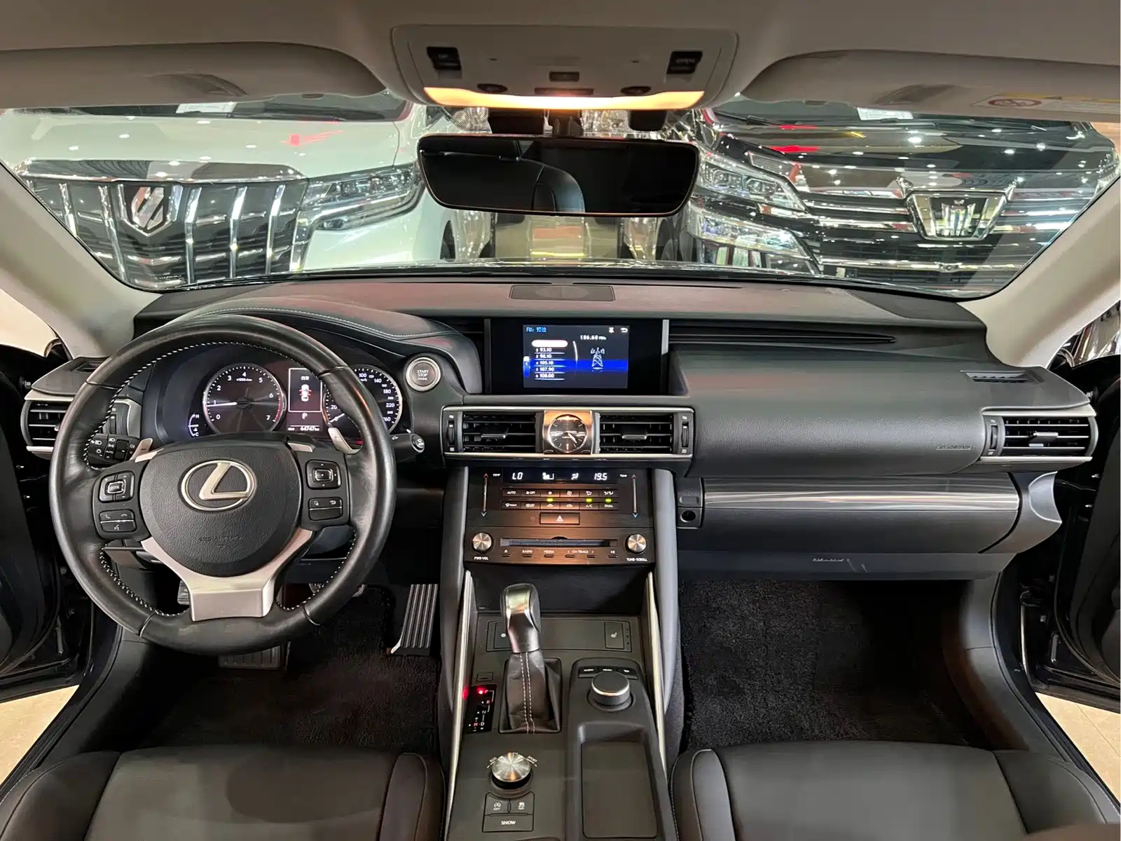 Photo 15 - Lexus IS