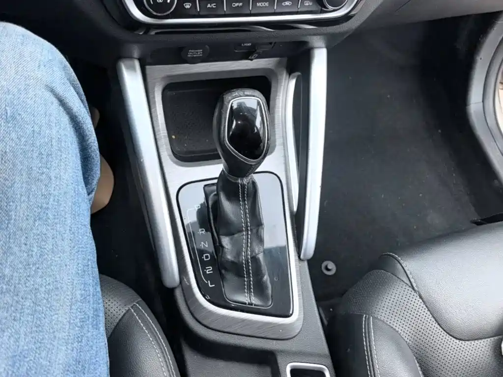 Фото 14 - Geely Vision X3