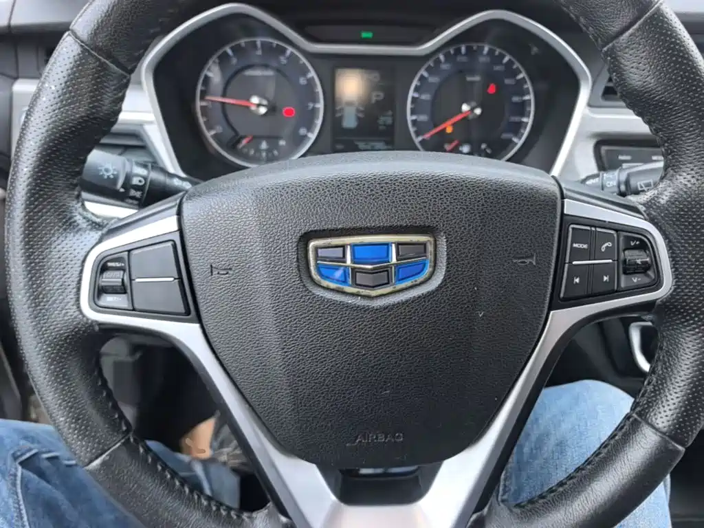 Фото 11 - Geely Vision X3