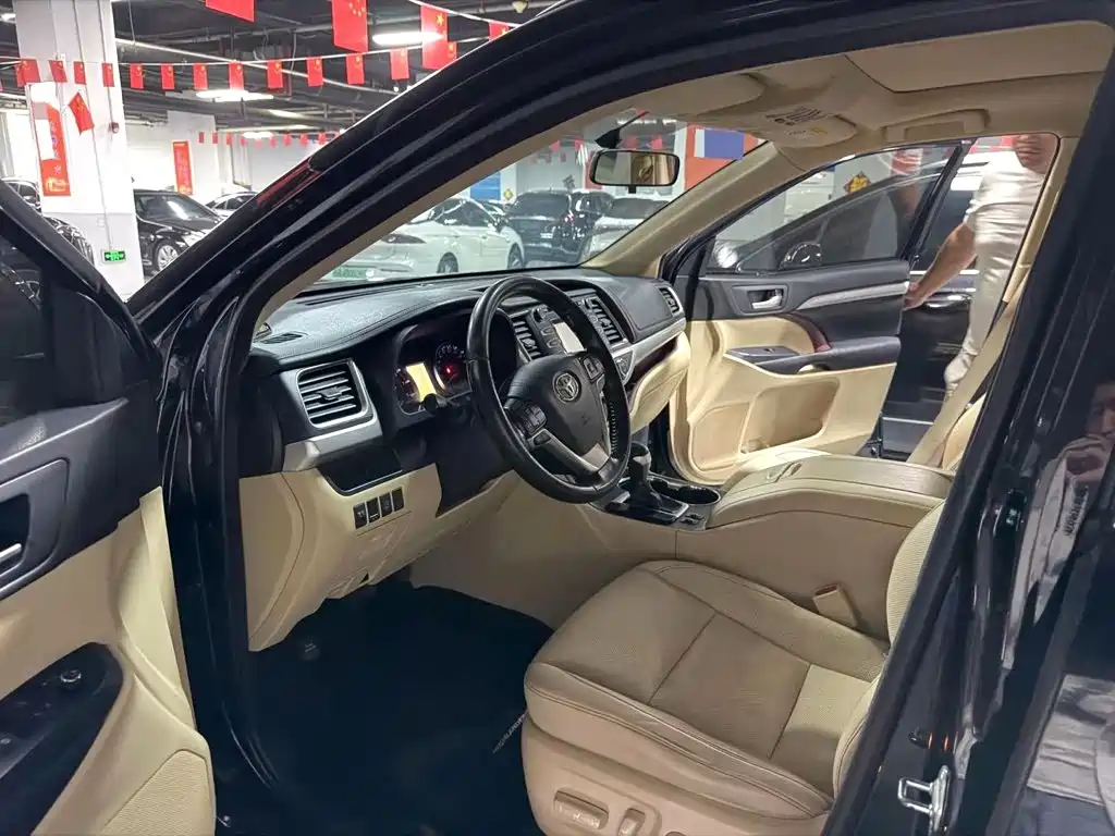 Photo 5 - Toyota Highlander