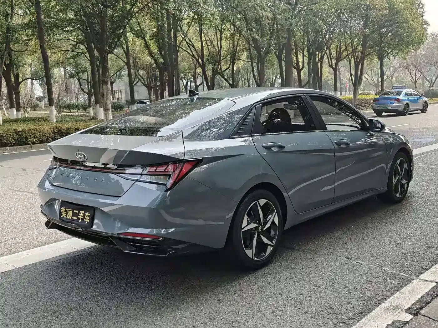 Hyundai Elantra 2022 1.5L CVT LUX Premium Edition фото 12