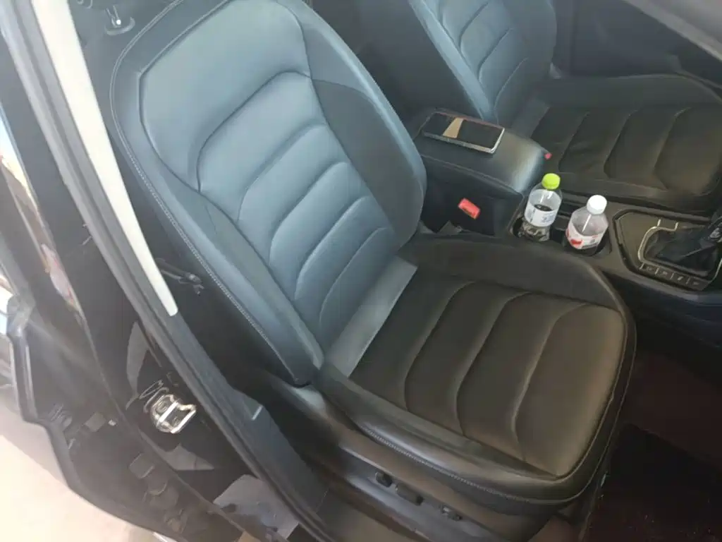 Photo 25 - Volkswagen Tiguan L