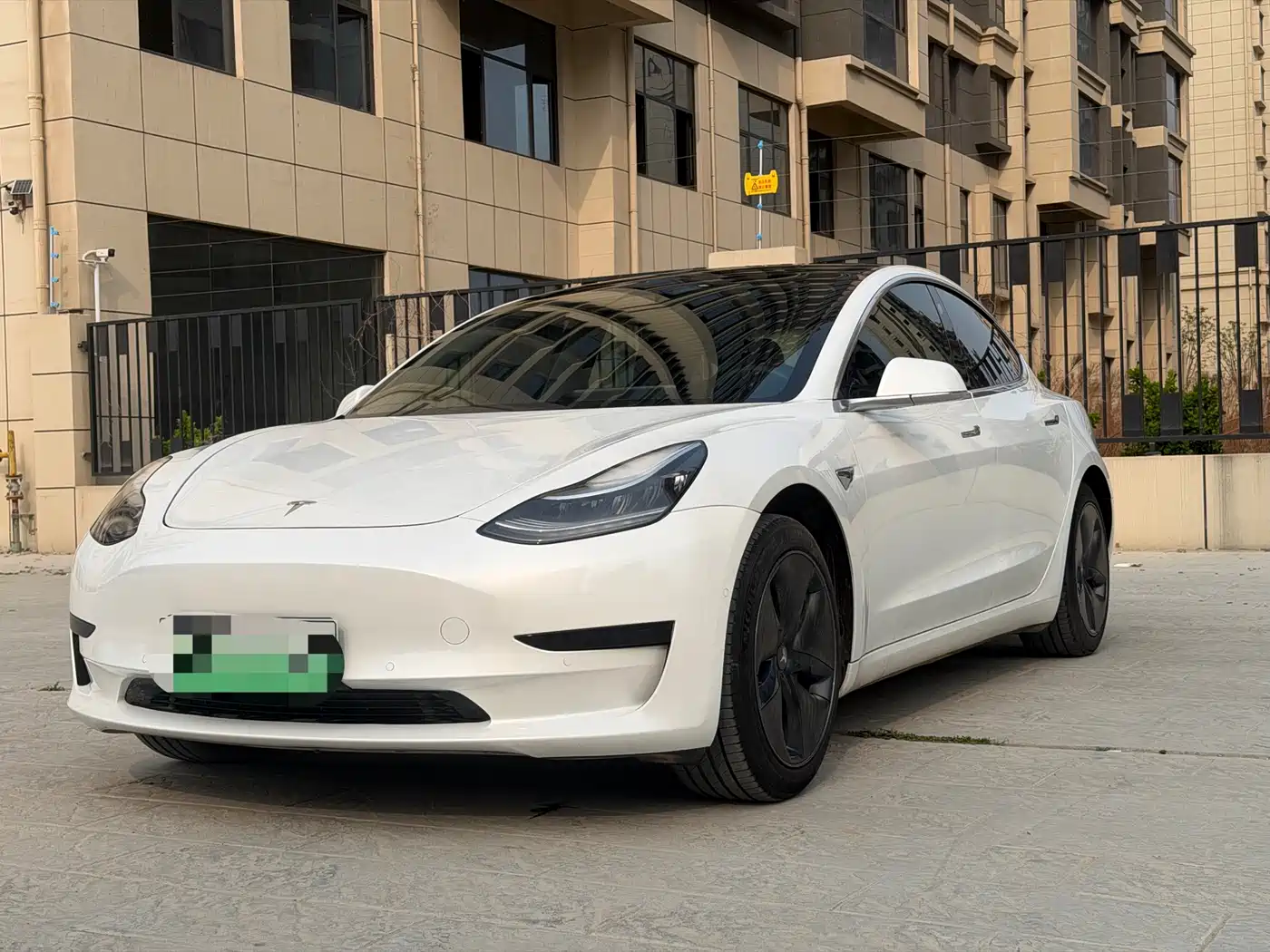 TESLA MODEL 3