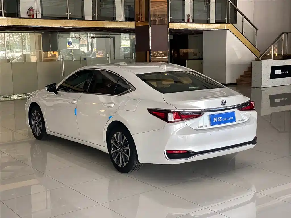 Lexus ES 2023 200 Excellence Edition фото 5