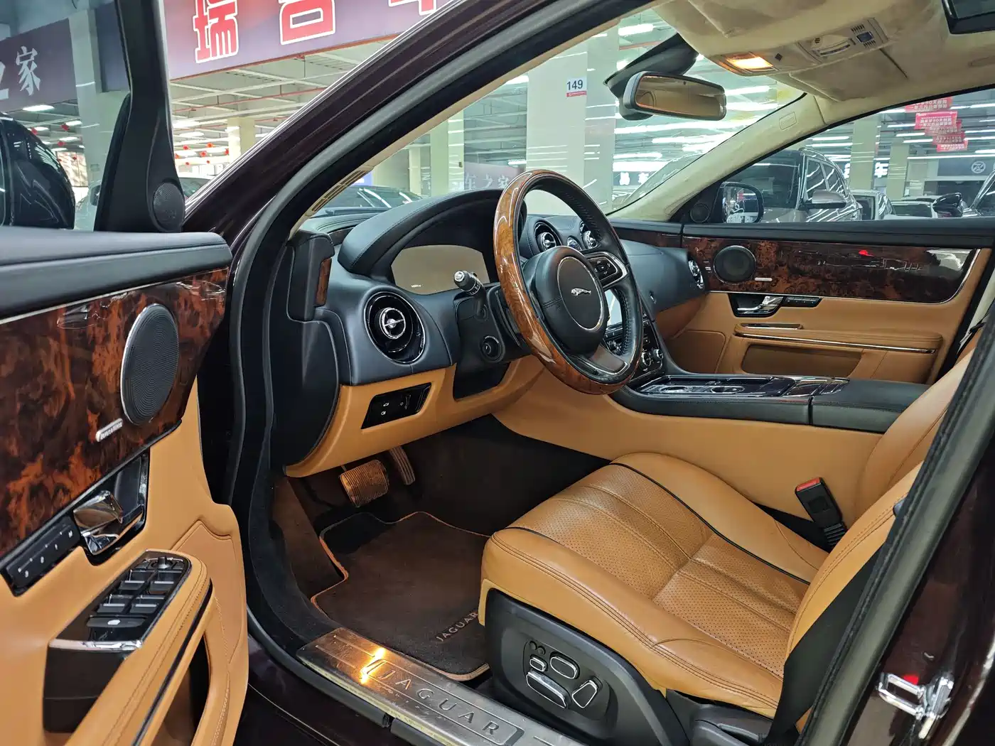 Jaguar XJ 2010 Model XJL 5.0 Panoramic Luxury Edition фото 7