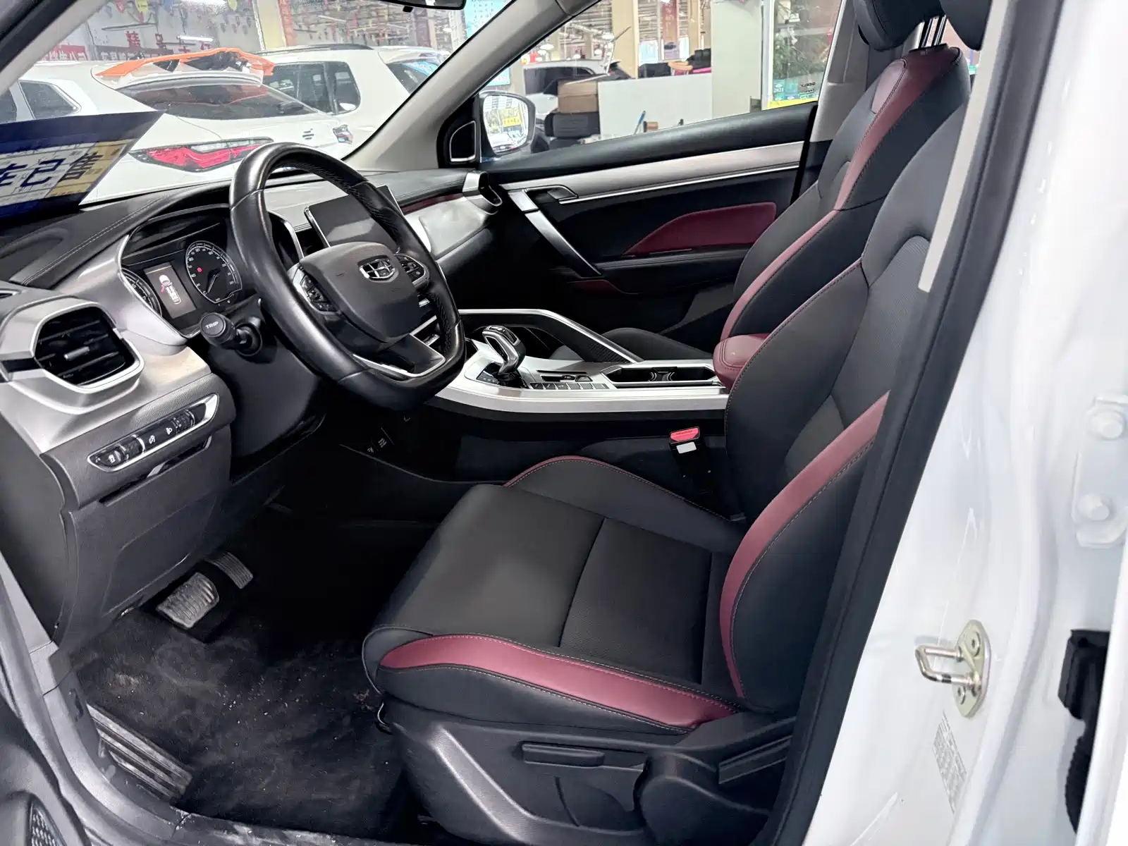 Фото 6 - Geely Coolray