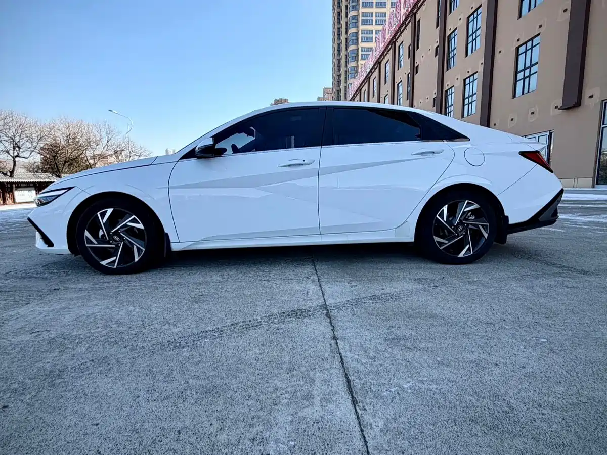 Hyundai Elantra 2023 Model 1.5L CVT LUX Premium Edition фото 8
