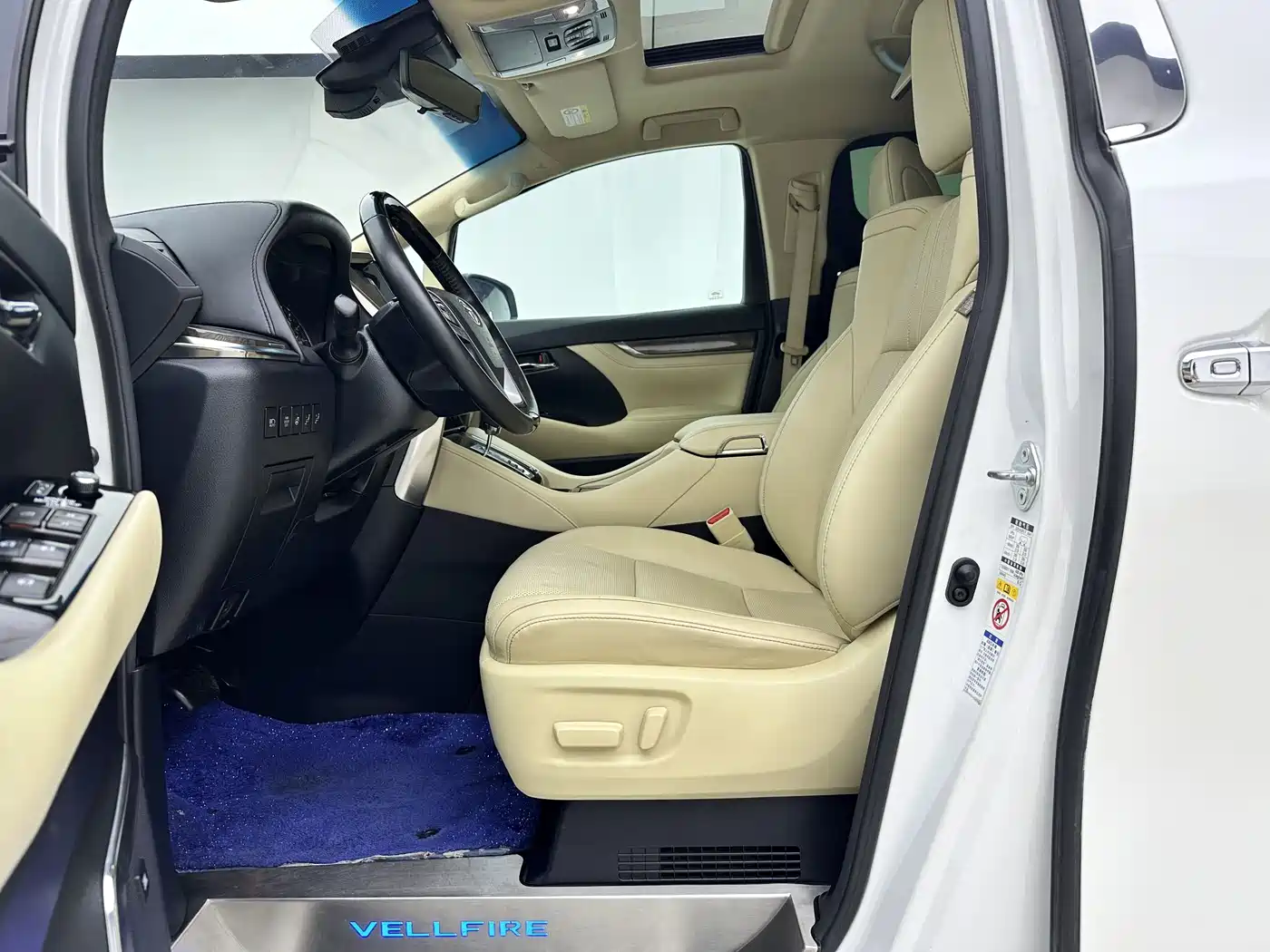 Toyota Vellfire 2019 Hybrid 2.5L HV Premium Edition фото 6