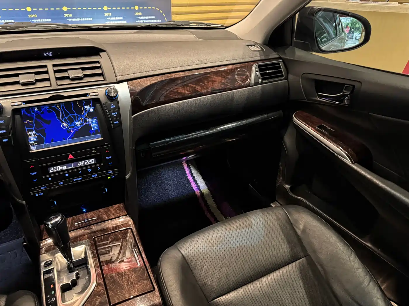 Toyota Camry 2015 2.5G Luxury Navigation Edition фото 15
