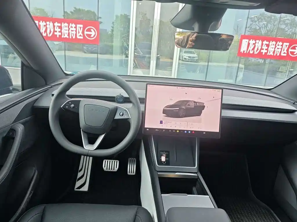Photo 6 - Tesla Model Y