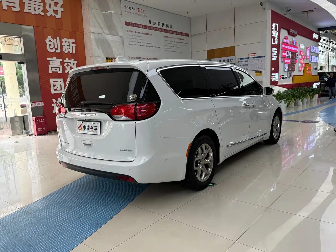 Chrysler Grand Voyager (Import) 2017 3.6L Premium Edition фото 6