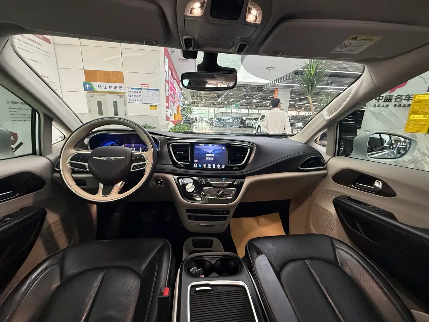 Chrysler Grand Voyager (Import) 2017 3.6L Premium Edition фото 16