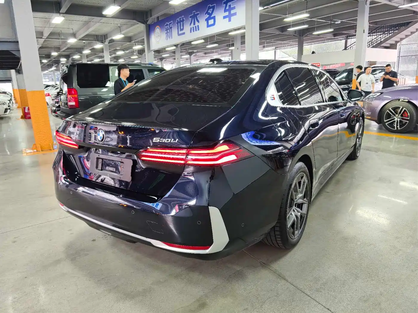 BMW 5 Series 2024 530Li Leading M Sport Package фото 13