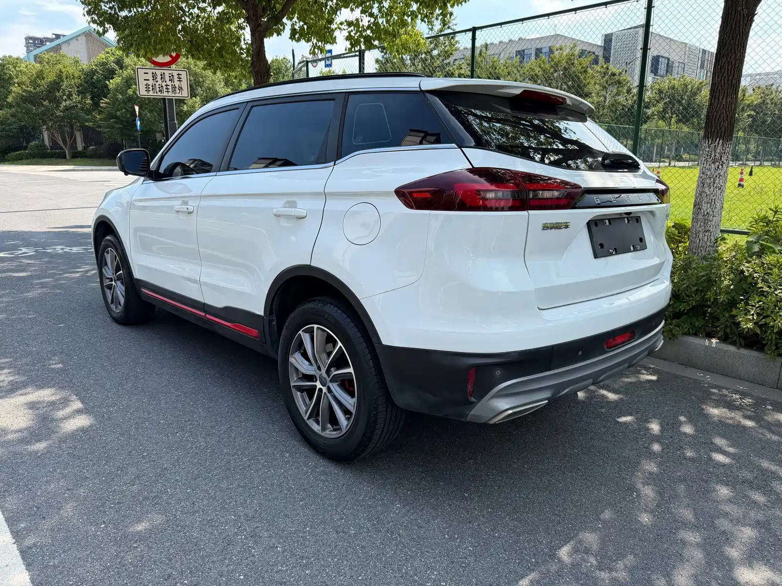 Фото 12 - Geely Atlas