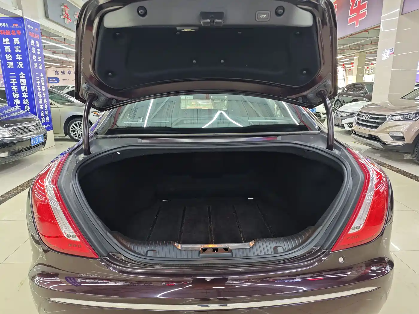 Jaguar XJ 2010 Model XJL 5.0 Panoramic Luxury Edition фото 15