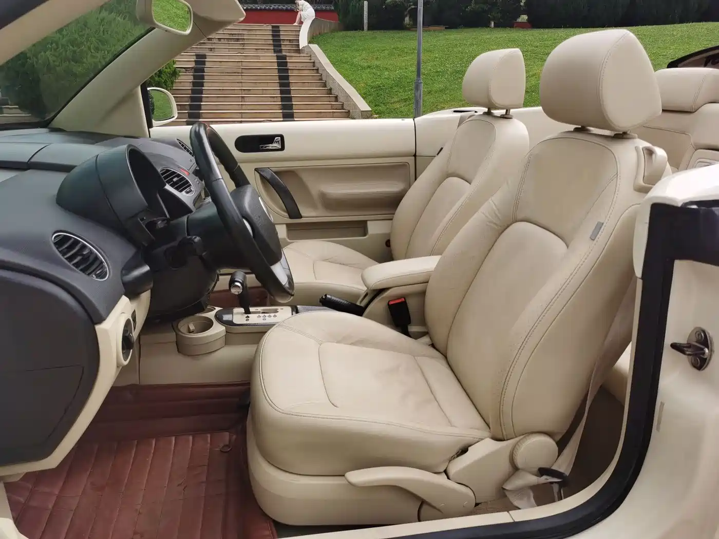Volkswagen Beetle 2010 Model 2.0 BlackOrange Convertible Luxury Edition фото 14