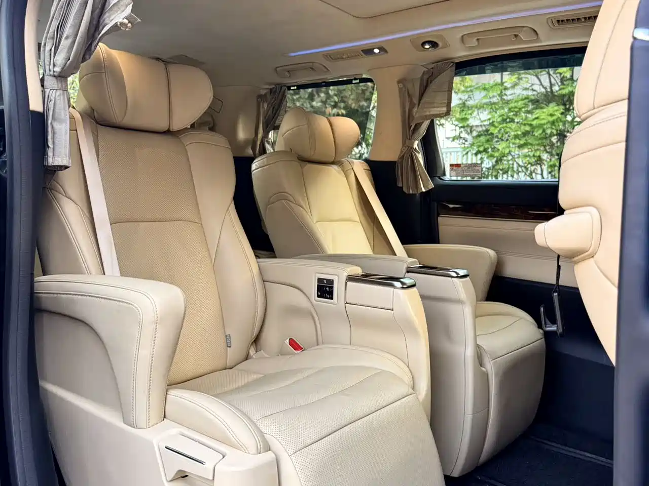 Toyota Alphard 2018 3.5L Luxury фото 15
