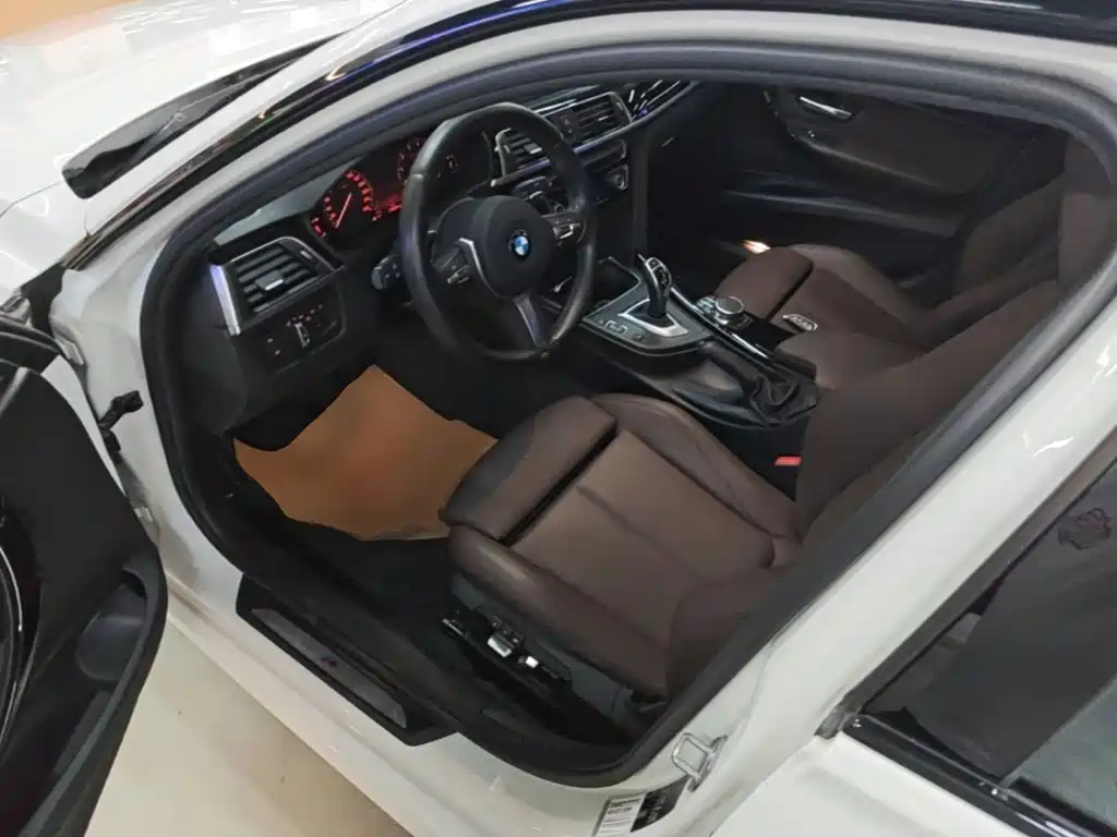 Photo 16 - BMW 3 Series