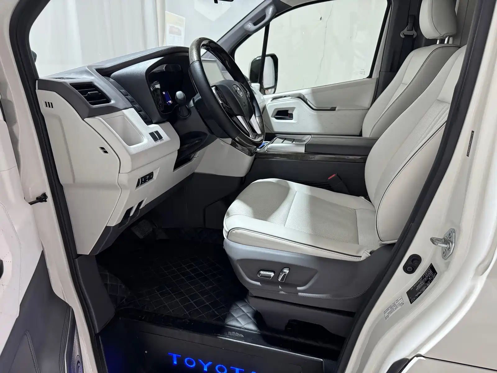صورة 6 - Toyota HIACE