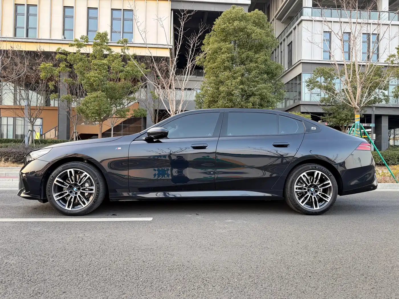 BMW 5 Series 2025 530Li Leading M Sport Package фото 9