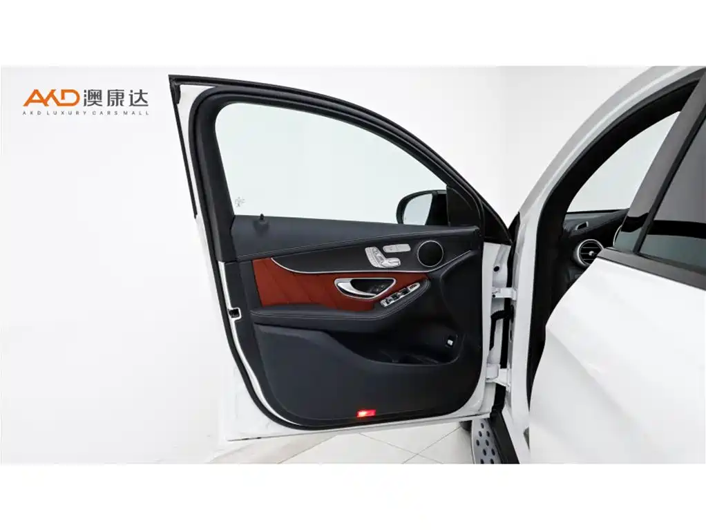 Mercedes-Benz GLC Coupe 2023 Model GLC 260 4MATIC Coupe SUV фото 10