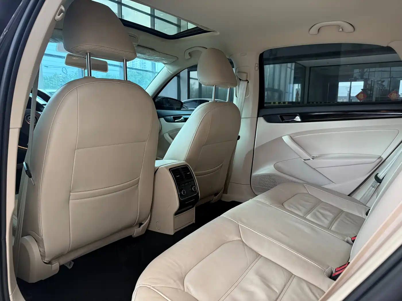 Volkswagen Passat 2014 1.8TSI DSG Luxury Edition фото 11