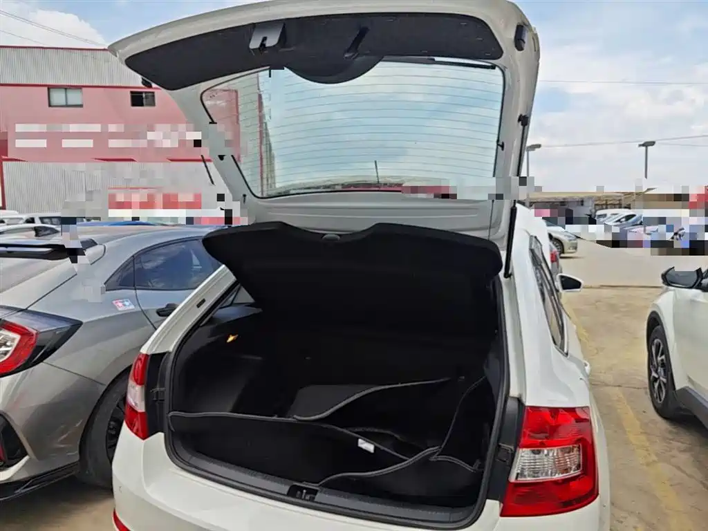 Škoda Skoda Rapid Spaceback 2016 Facelift 1.6L Automatic Innovation Edition фото 19