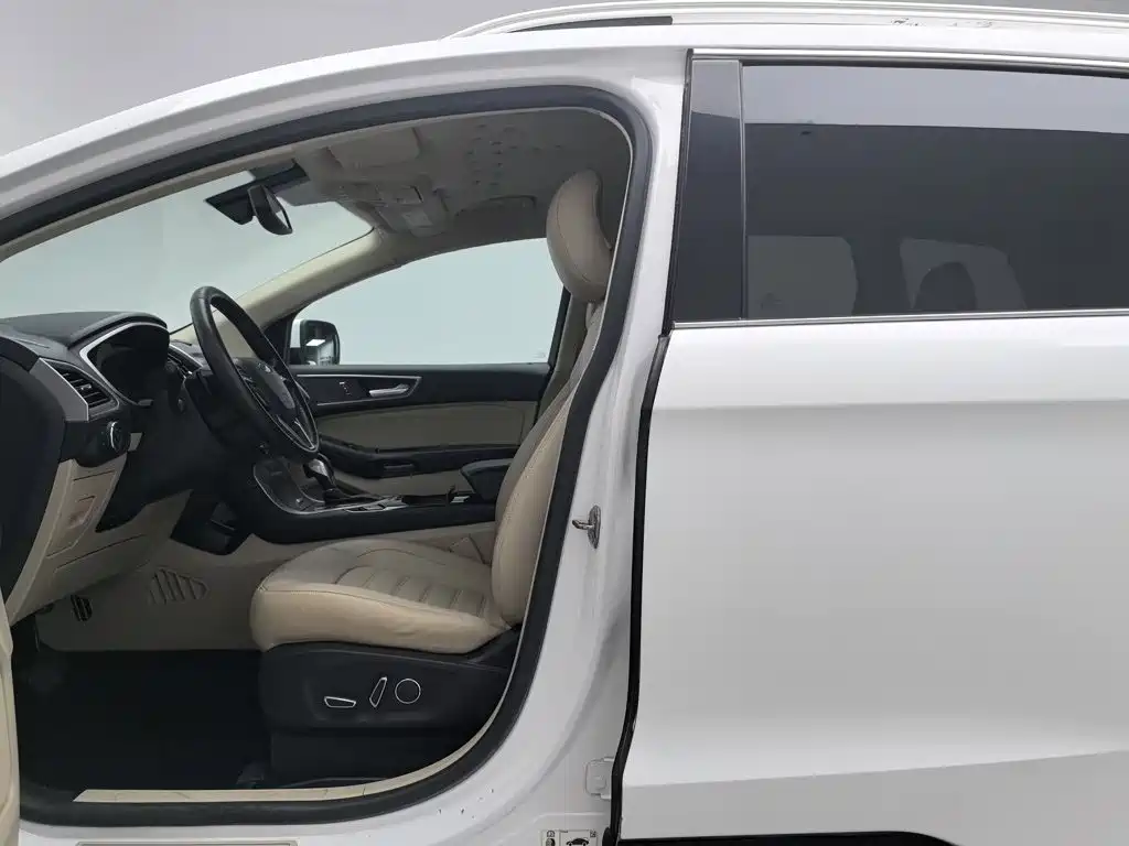 Фото 10 - Ford Edge