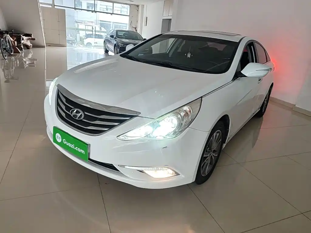 Photo 2 - Hyundai Sonata