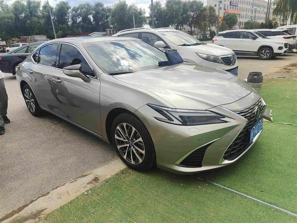 Lexus ES 2026 2025 200 Ultimate Edition