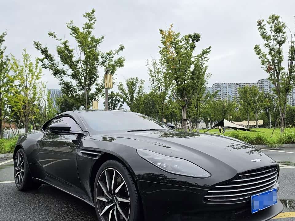 Aston Martin DB11
