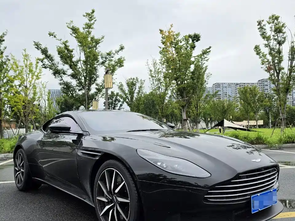 Фото 1 - Aston Martin DB11