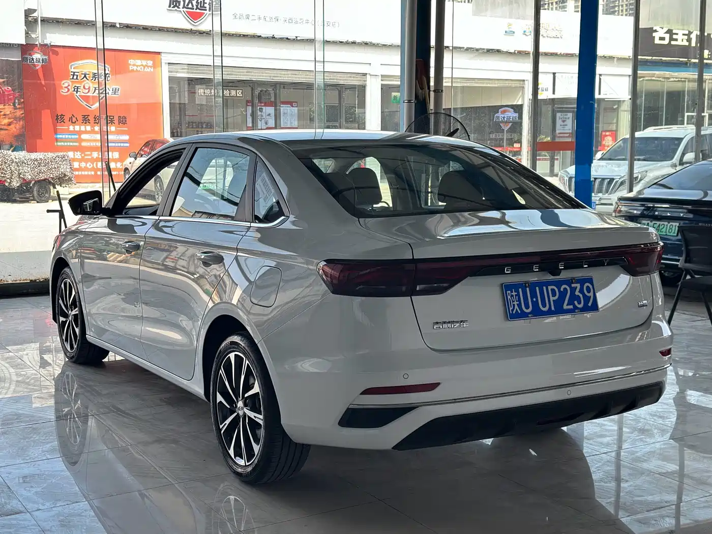Фото 14 - Geely Emgrand