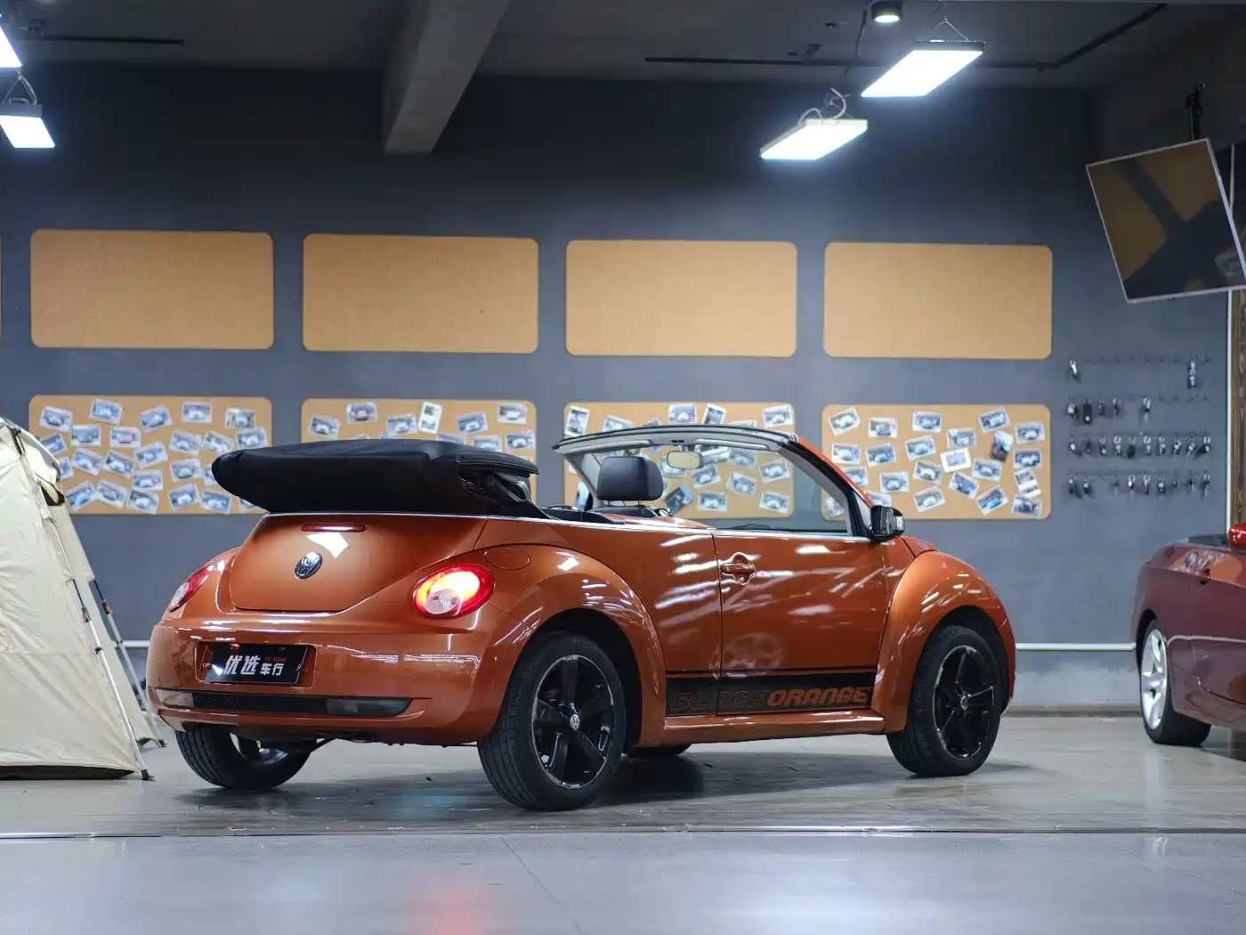 Volkswagen Beetle 2010 Model 2.0 BlackOrange Convertible Luxury Edition фото 2