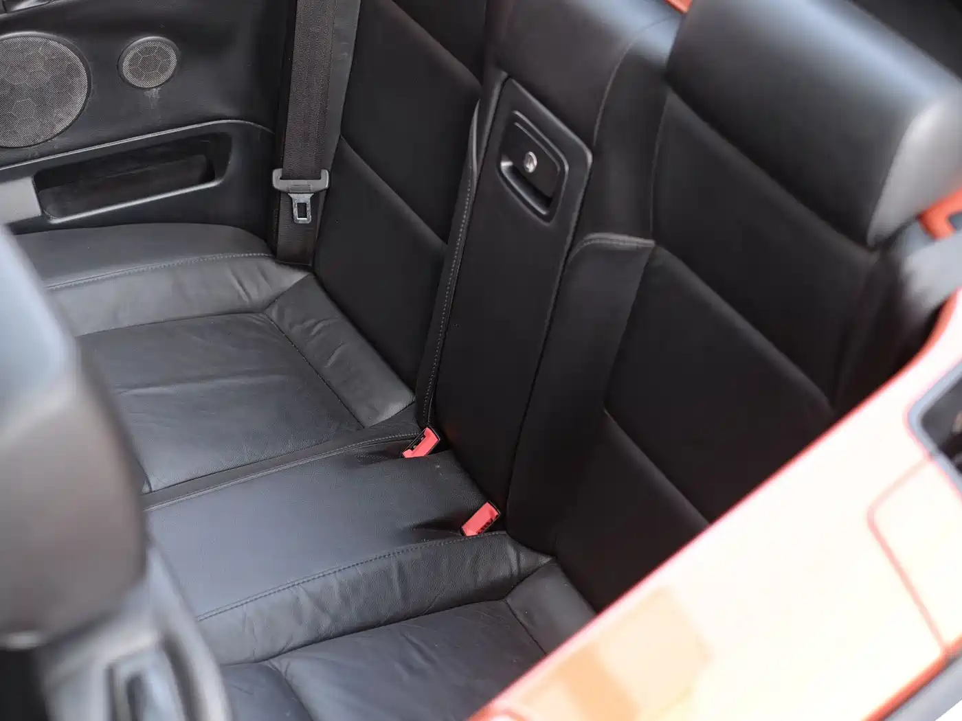 Volkswagen Beetle 2010 Model 2.0 BlackOrange Convertible Luxury Edition фото 26
