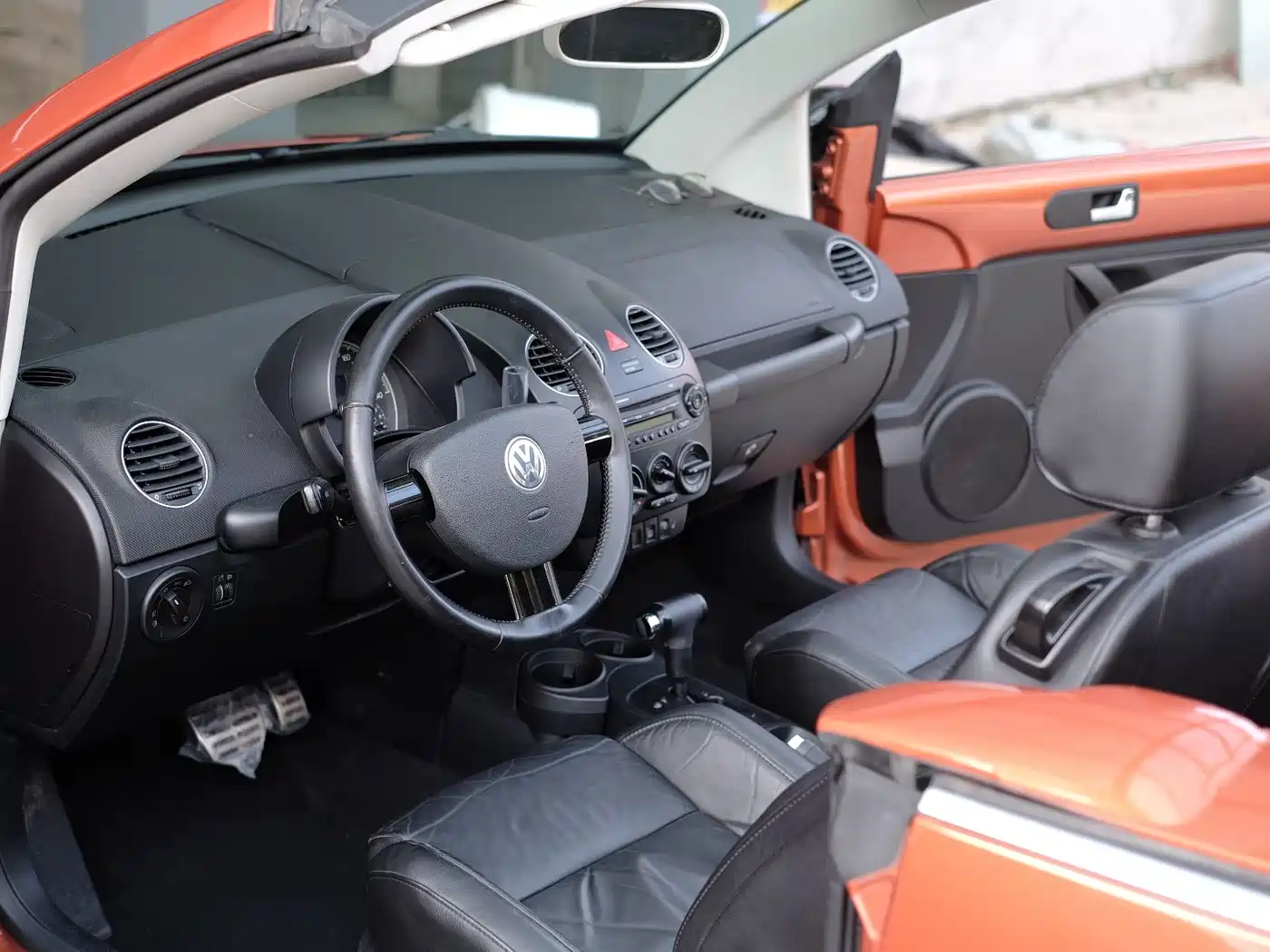 Volkswagen Beetle 2010 Model 2.0 BlackOrange Convertible Luxury Edition фото 27