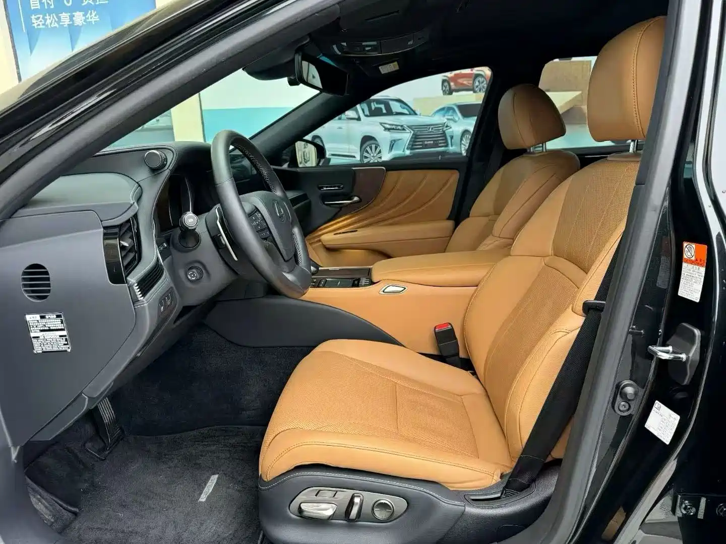 Photo 4 - Lexus LS